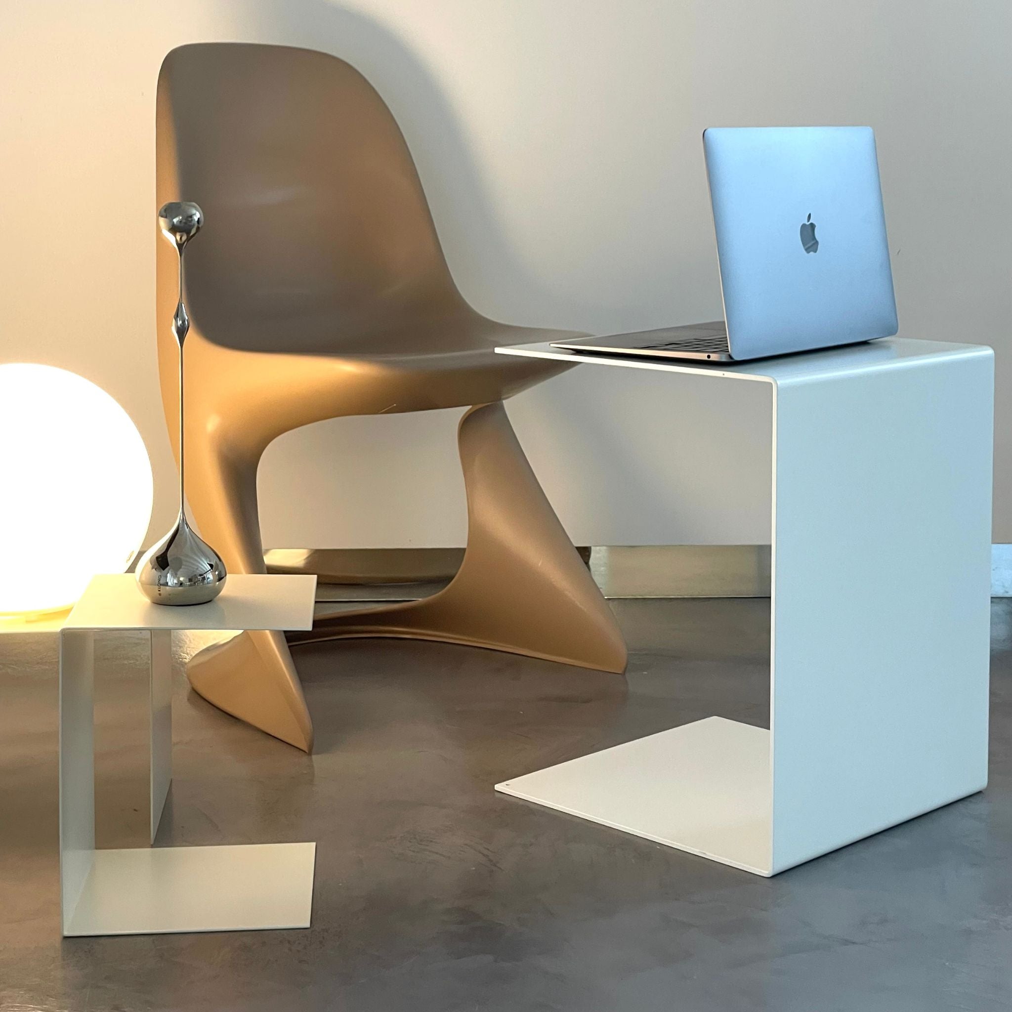 Minimalistisches Set aus großem und kleinem Beistelltisch in cremeweiß, perfekt als Laptoptisch oder stilvolle Ablage im Wohnzimmer